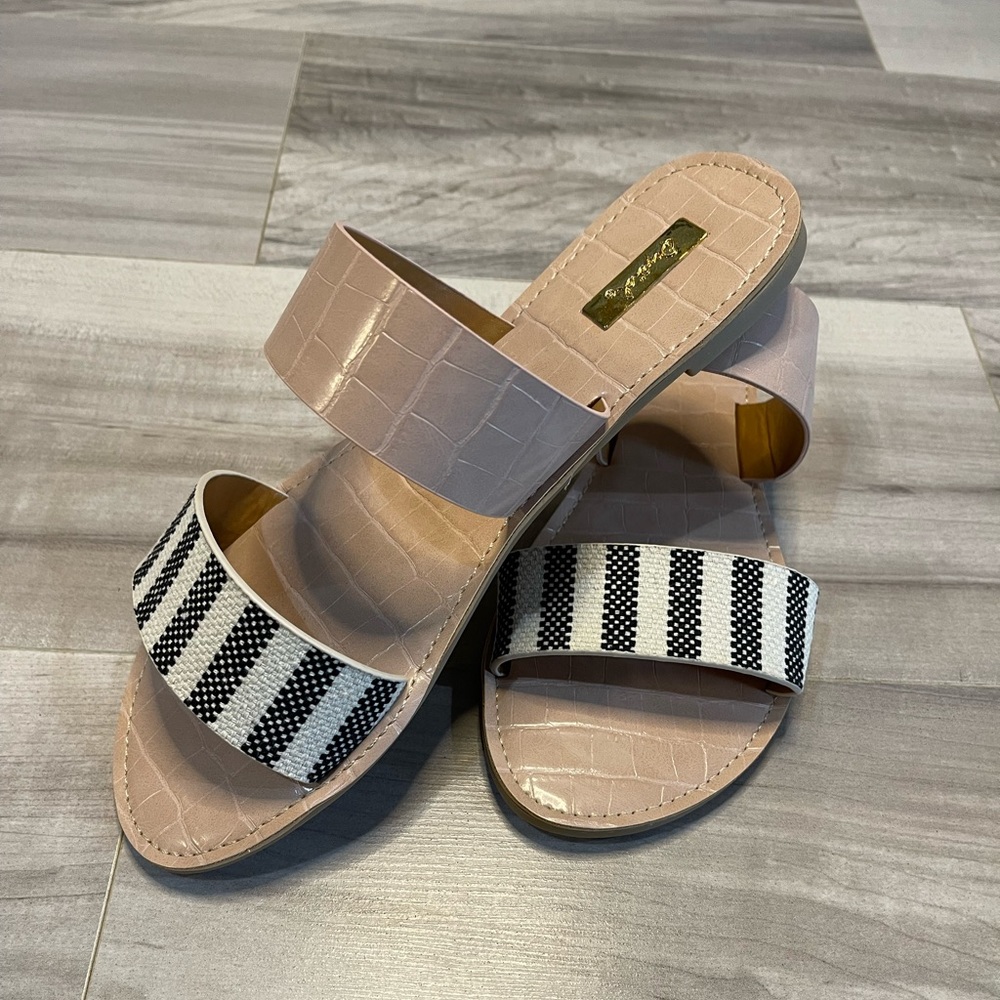 Qupid Sandals. Beige w/ black and white strap